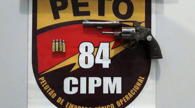 Arma de fogo em cima da logo do PETO