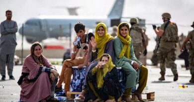 O adeus de afegãos que deixam o país pelo aeroporto de Cabul